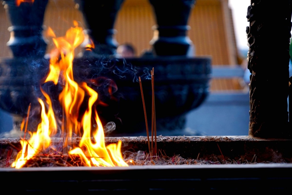 호이안 현충일 축제 기간 동안 관공 사원(Chua Ong) 방문하여 지역 향 제사 관찰