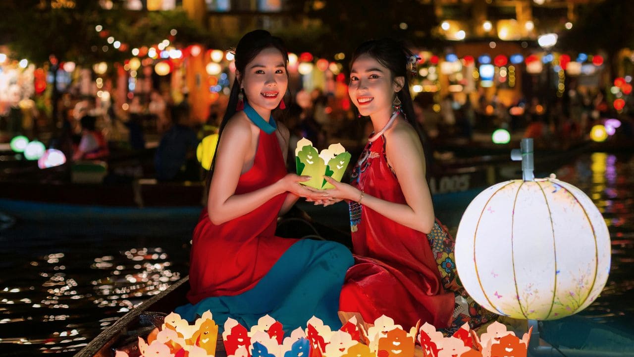 Thả lòng đèn xuống sông Hoài ở Hội An