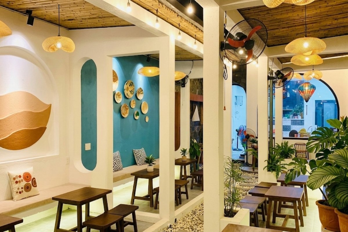 Không gian quán Olivier Coffee tại Hội An với phong cách tối giản và trải nghiệm cà phê truyền thống Việt Nam