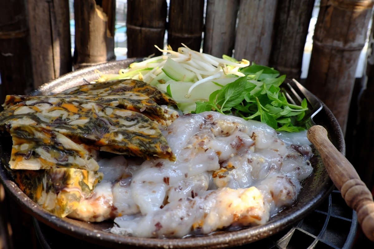 Bánh ướt thịt nướng với thịt nướng, bánh ướt mềm và rau sống tươi