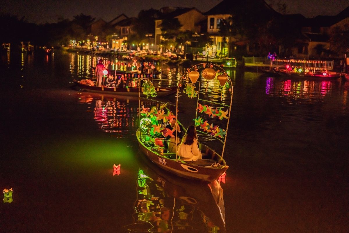 trải nghiệm thả đèn lồng trên sông Hoài ở Hội An
