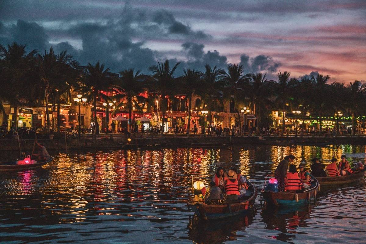 đi thuyền trên sông Hoài ở Hội An vào ban đêm