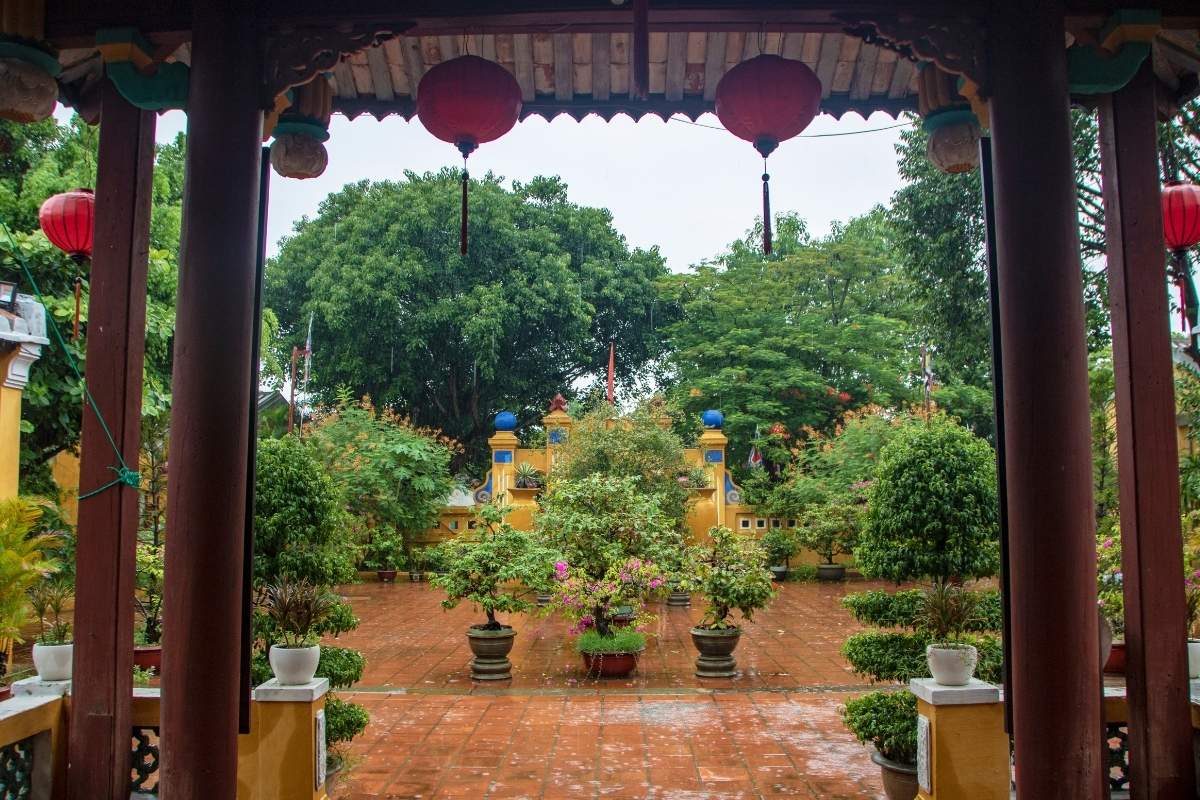 sân Đình Cẩm Phô trong một ngày mưa