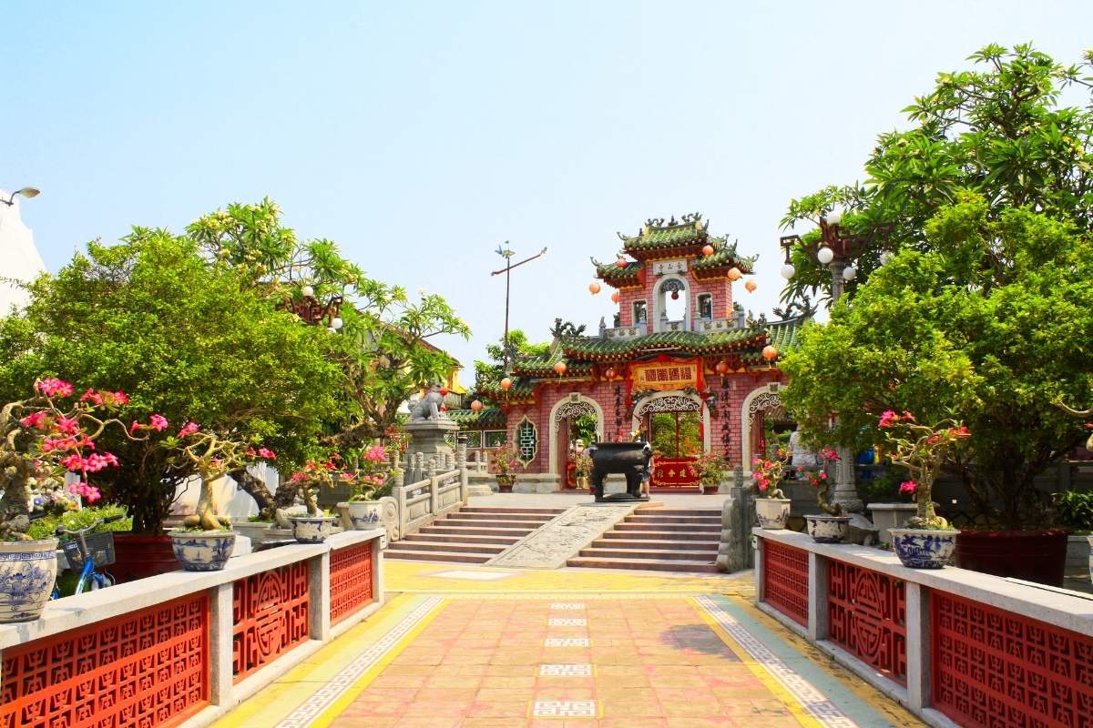 lối đi vào Miếu Quan Công với cây xanh và hoa rực rỡ