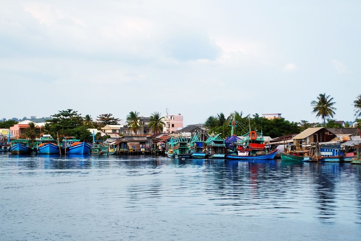 Hoi An Fishing Villages: Where To Go & What To Experience For An Authentic Coastal Life 26 hoi an fishing village with colorful boats along the riverside