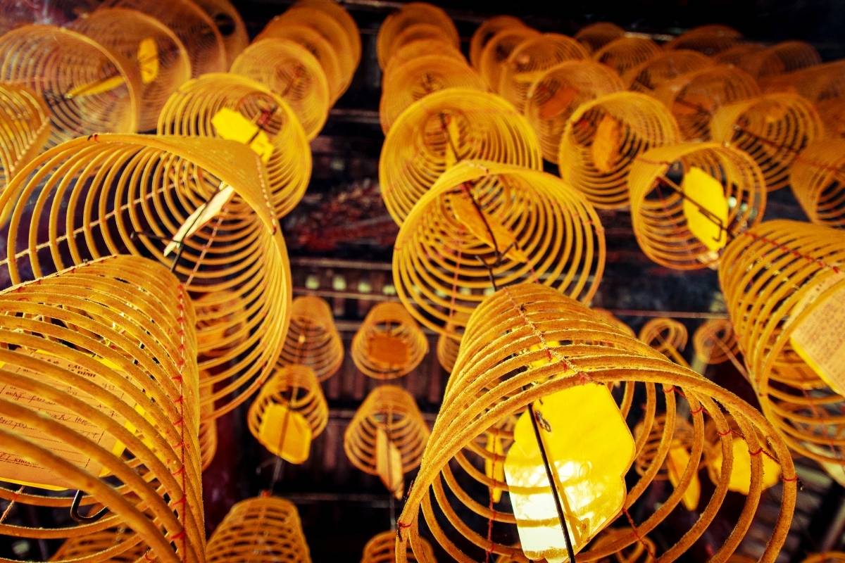 những vòng hương treo trong Chùa Ông tỏa sáng dưới ánh đèn ấm