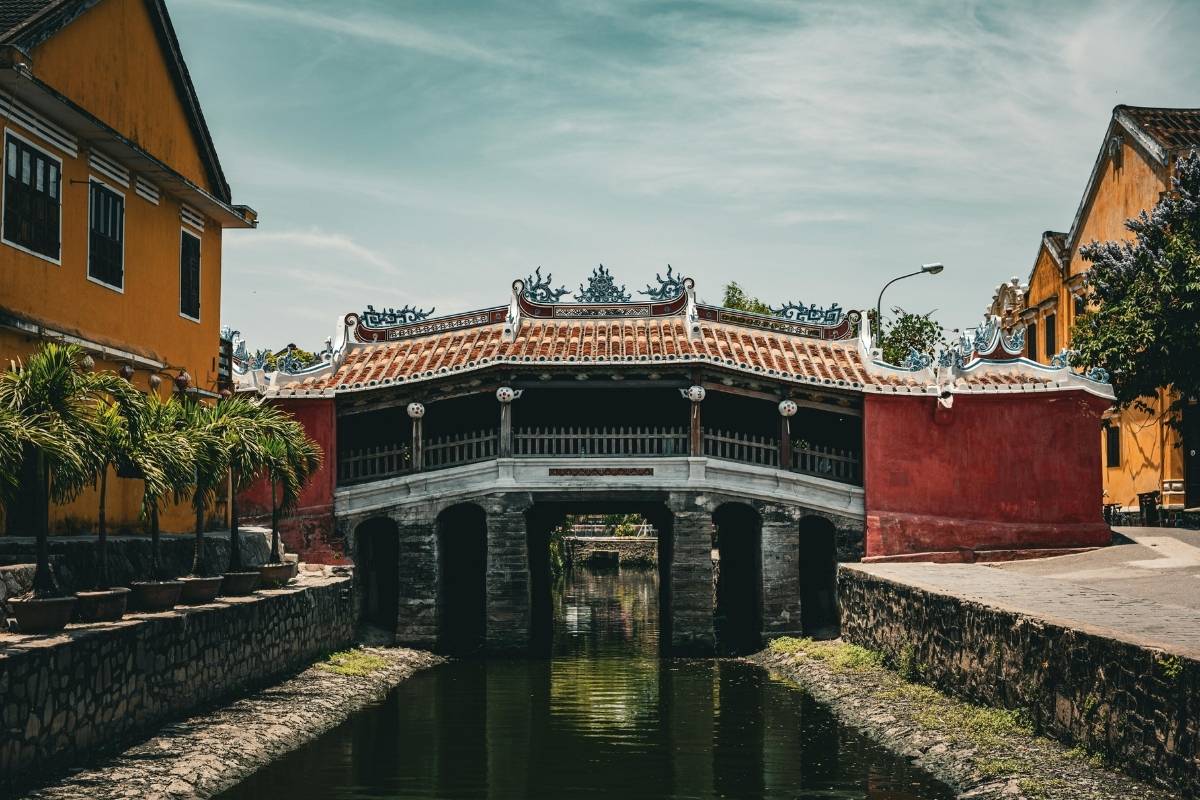 Chùa Cầu bắc qua con kênh yên ả trong khu phố cổ tĩnh lặng