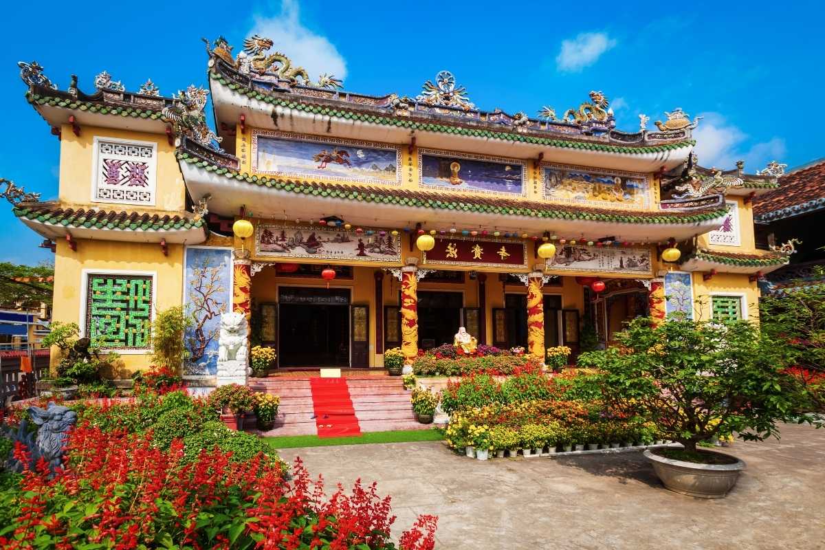 Chùa Pháp Bảo với màu sắc rực rỡ và chi tiết chạm khắc tinh xảo