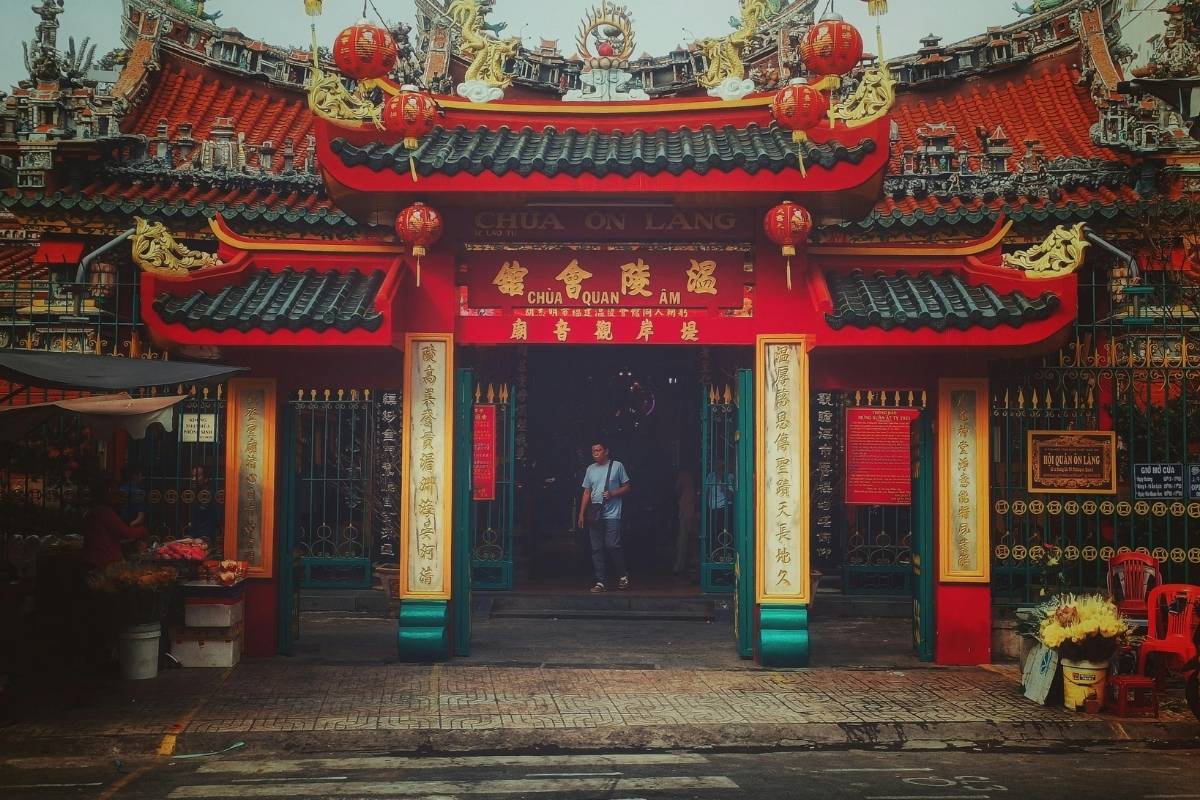 cổng vào Chùa Quan Âm với chi tiết đỏ và xanh rực rỡ