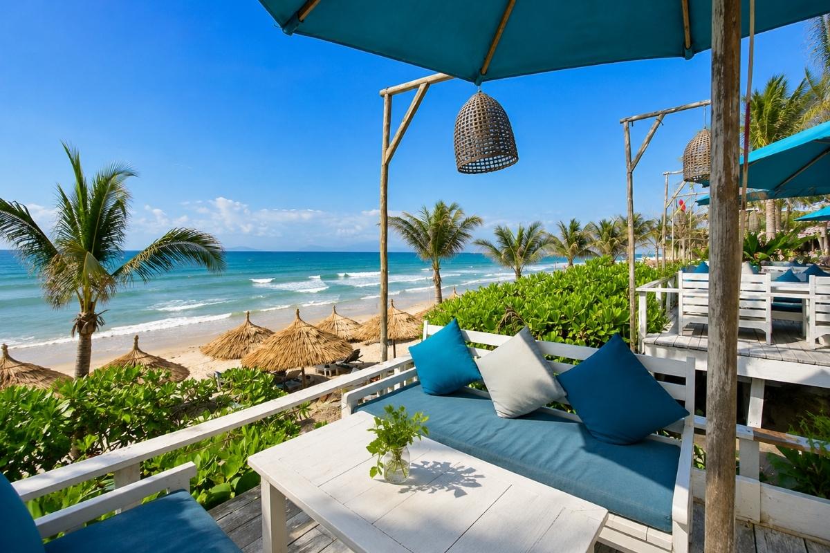 Những Beach Club Tốt Nhất Ở Hội An: Thư Giãn, Ăn Uống & Tiệc Tùng Bên Biển 1 khung cảnh thư giãn hướng biển tại Shore Club An Bang Beach