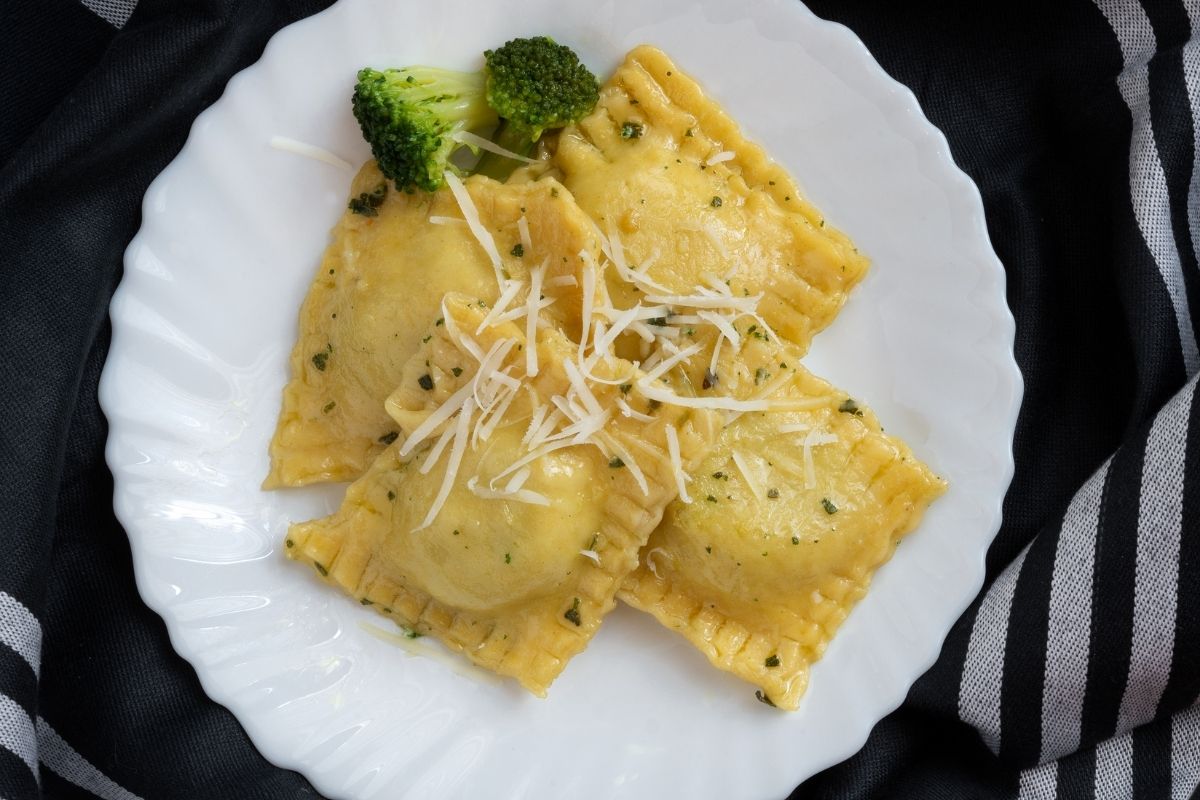 món ravioli ricotta và rau bina tại Lim Dining Room