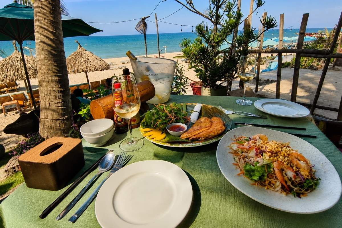 Những Beach Club Tốt Nhất Ở Hội An: Thư Giãn, Ăn Uống & Tiệc Tùng Bên Biển 3 The Beach House An Bang Beach & Bar với bữa ăn ven biển trong nắng