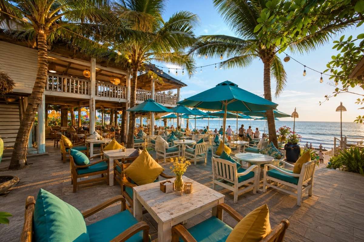 Những Beach Club Tốt Nhất Ở Hội An: Thư Giãn, Ăn Uống & Tiệc Tùng Bên Biển 4 The Deckhouse An Bang Beach với bữa tối bên biển lúc hoàng hôn