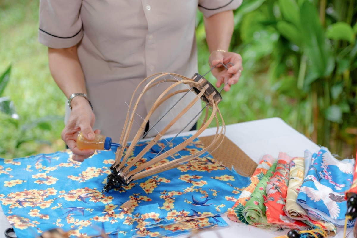 make lantern with kid in hoi an 